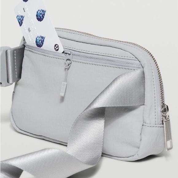 💎 Lululemon Everywhere Belt Bag Silver Drop Grey - Picture 2 of 6